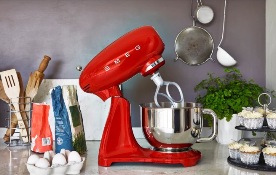 Smeg SMF03 Stand Mixer Review, A Detailed Look at Its Features, Performance, and Style