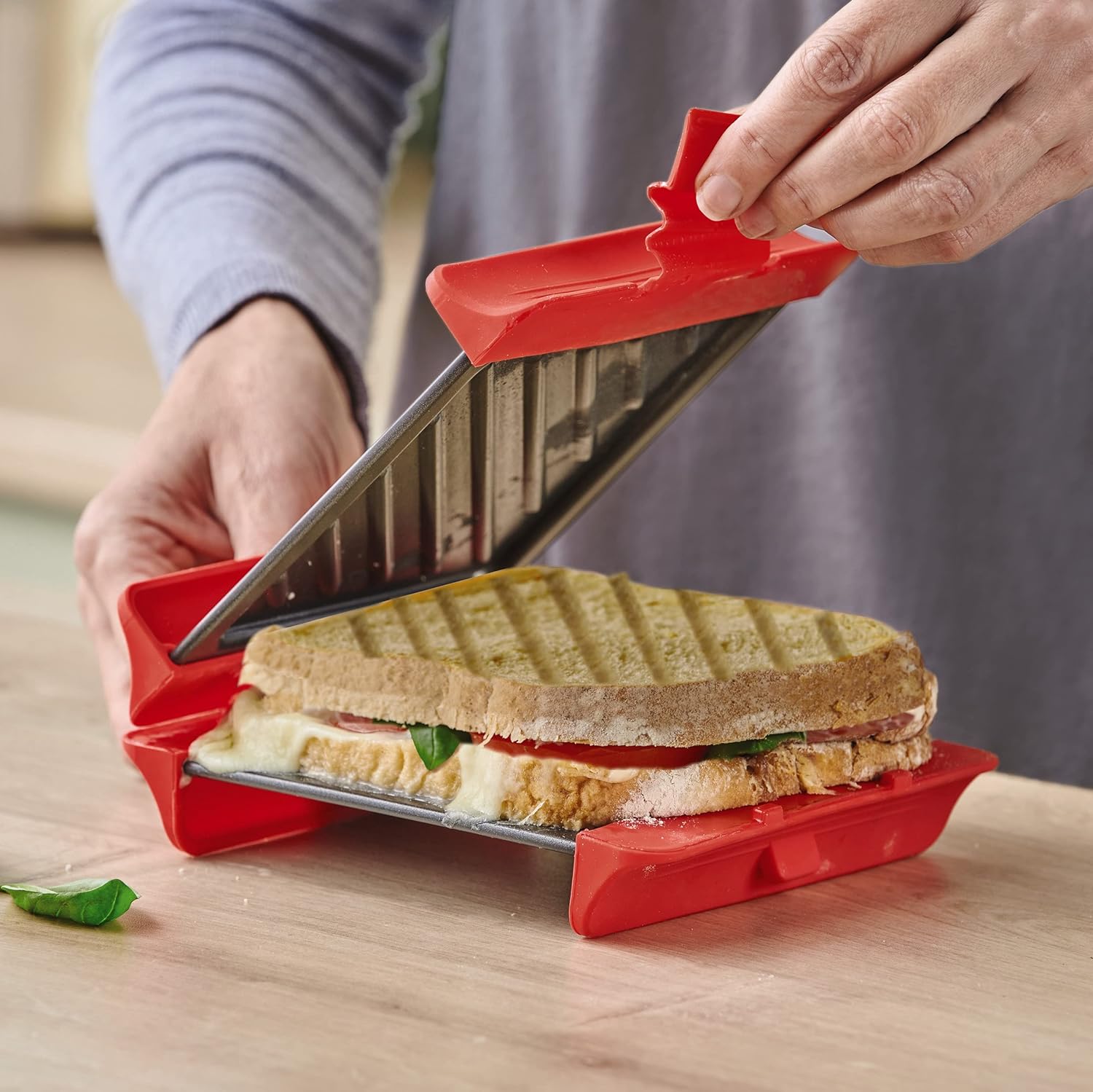 Microwave Sandwich Toaster and Grill – Dishwasher Safe Kitchen Cooking Tool with Non-Stick Plates & Silicone Clips – Perfect for Toasties, Paninis, Grilled Snacks, Bacon, Chicken Breast, Salmon & More.