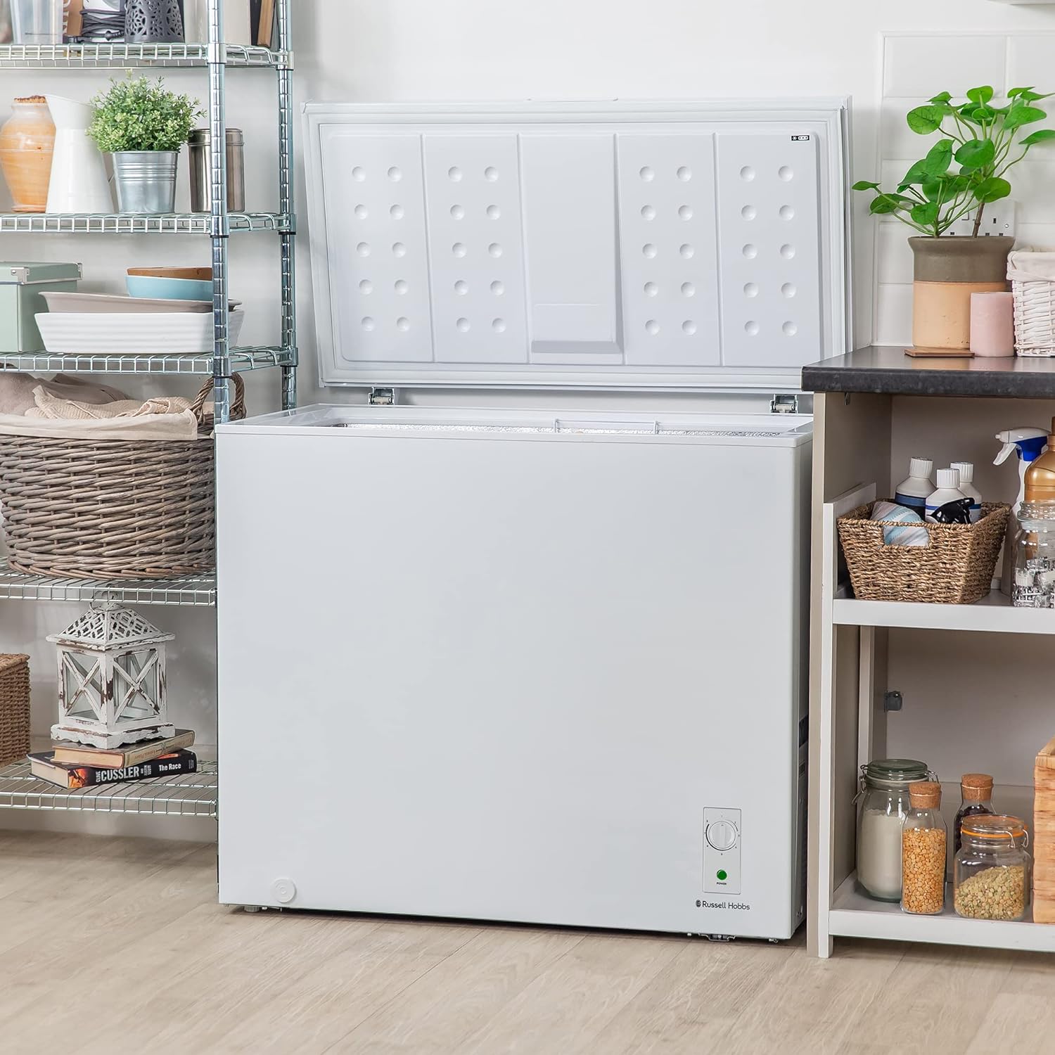 Russell Hobbs RH198CF3003 198L Freestanding White Chest Freezer with 5 Year Warranty, Adjustable Thermostat, 4 Star Freezer Rating & Suitable for Outbuildings & Garages - Amazing Gadgets Outlet