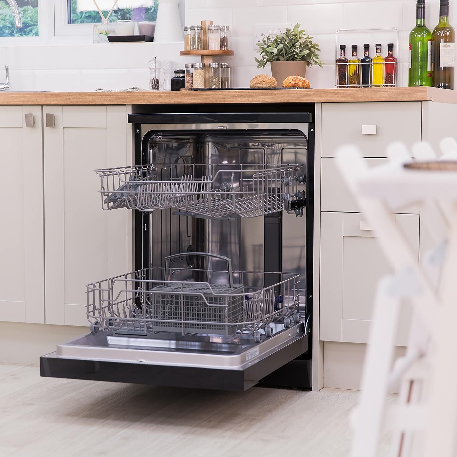 Russell Hobbs RHDW3B - M Freestanding Full Size Dishwasher, 5 Temperature Settings, 11 liters, Black, Noise level: decibels 49 - Amazing Gadgets Outlet