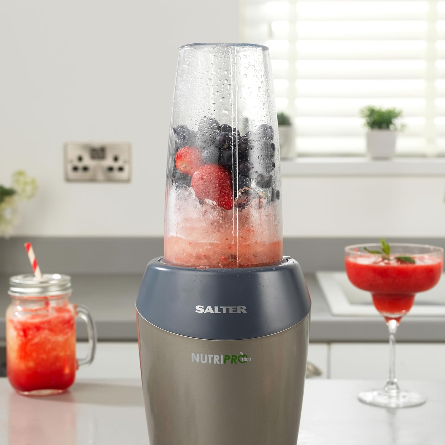 Salter EK2002V4SILVER NutriPro 1000 Blender – Portable Smoothie Maker, Healthy Juicer, Nutrient Extractor, 2 Travel Blending Cups (800ml/1L), Ideal for Soups/Baby Food, Stainless Steel Blade, 1000W - Amazing Gadgets Outlet