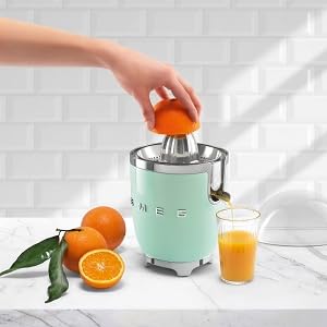 Smeg CJF01CRUK Retro 50's Style Citrus Juicer with Lid, Stainless Steel Reamer and Strainer, Anti - Drip Spout, Cream - Amazing Gadgets Outlet