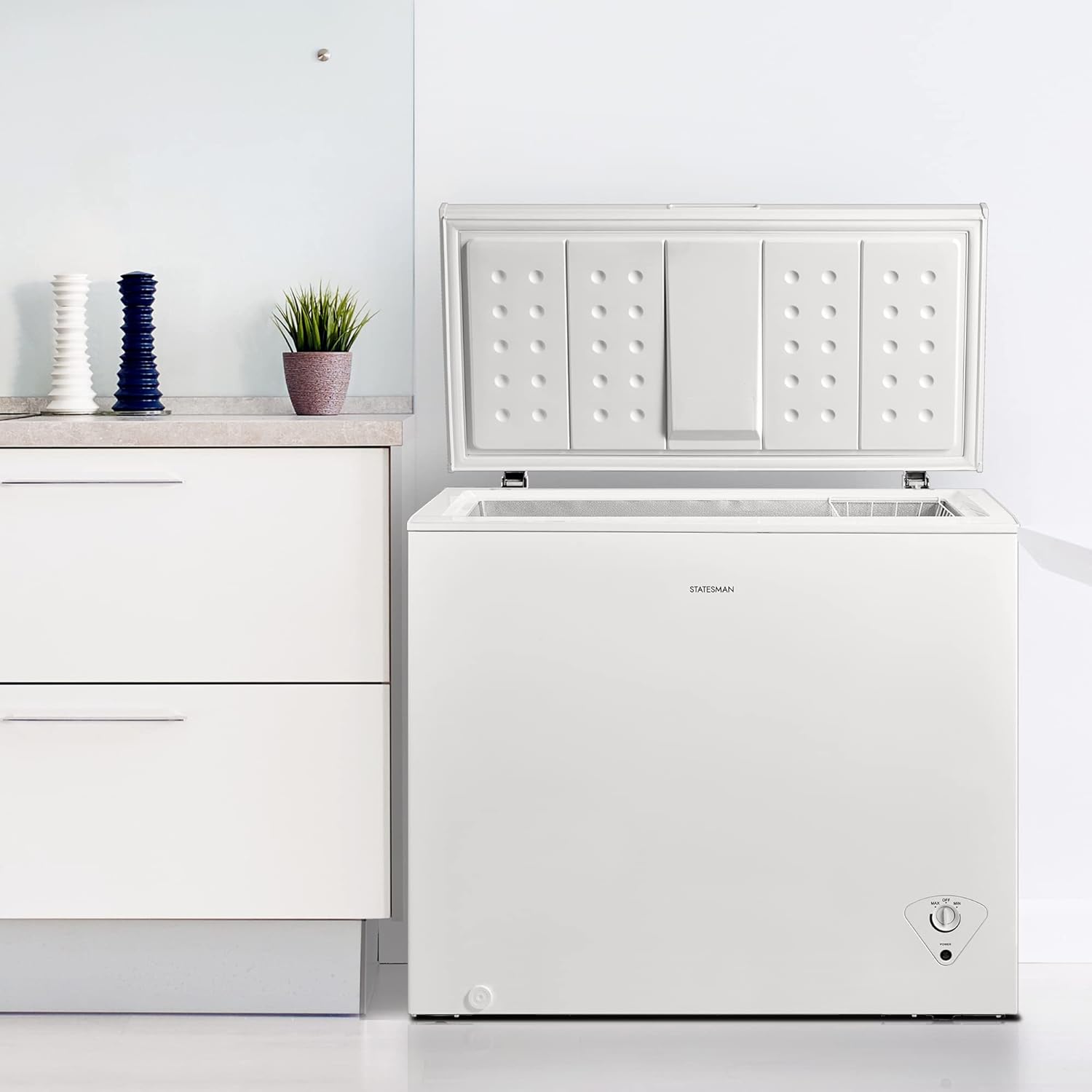 Statesman CHF198 Chest Freezer, 198 Litre, 95 cm Wide, 1x Freezer Basket, Adjustable Feet, Suitable for Outbuildings and Garages, Operates in Temperatures Down to - 15ºC, White - Amazing Gadgets Outlet