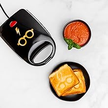 Uncanny Brands Harry Potter Icon Single Sandwich Maker - Make Harry Potter Sandwiches - Kitchen Appliance - UK Plug - Amazing Gadgets Outlet