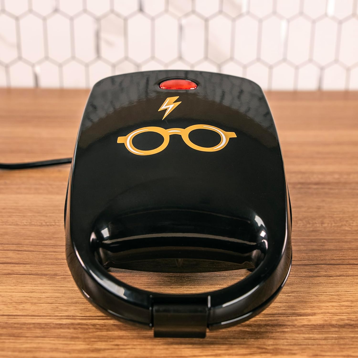 Uncanny Brands Harry Potter Icon Single Sandwich Maker - Make Harry Potter Sandwiches - Kitchen Appliance - UK Plug - Amazing Gadgets Outlet