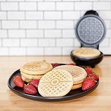 Uncanny Brands Pokemon Pokeball Mini Waffle Maker - Make Breakfast Pokeball Mini Waffles - Kitchen Appliance - UK Plug - Amazing Gadgets Outlet