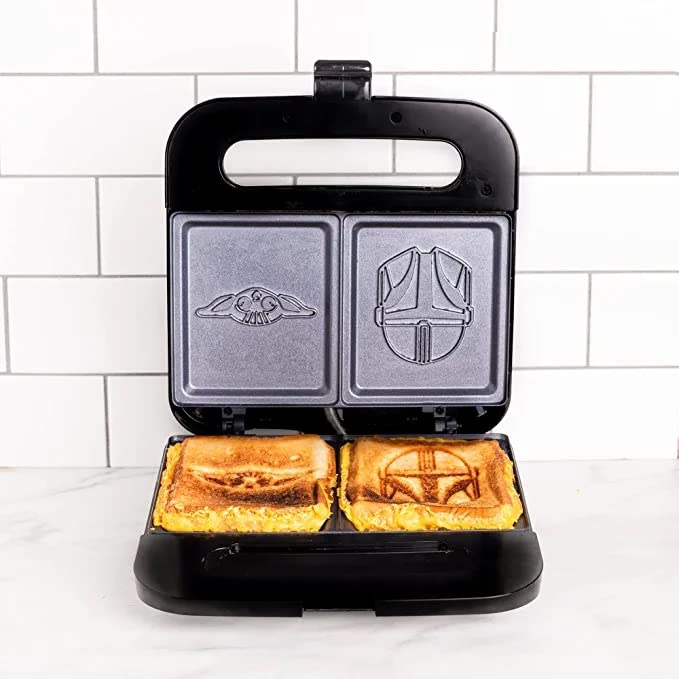 Uncanny Brands Star Wars Mandalorian Grilled Cheese Maker - Make Mando and Grogu Toasted Sandwiches - Lunch - Breakfast Kitchen Appliances - UK Plug - Amazing Gadgets Outlet