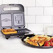 Uncanny Brands Star Wars Mandalorian Grilled Cheese Maker - Make Mando and Grogu Toasted Sandwiches - Lunch - Breakfast Kitchen Appliances - UK Plug - Amazing Gadgets Outlet