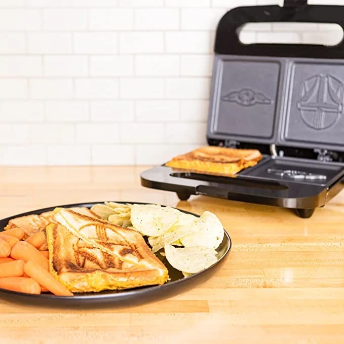 Uncanny Brands Star Wars Mandalorian Grilled Cheese Maker - Make Mando and Grogu Toasted Sandwiches - Lunch - Breakfast Kitchen Appliances - UK Plug - Amazing Gadgets Outlet