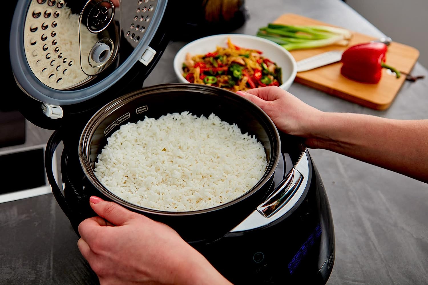 Yum Asia Sakura Rice Cooker with Ceramic Bowl and Advanced Fuzzy Logic (8 Cup, 1.5 Litre) 6 Rice Cook Functions, 6 Multicook Functions, Motouch LED Display, 220 - 240V UK/EU Power (Black and Silver) - Amazing Gadgets Outlet